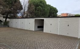 box auto in vendita ad Albenga
