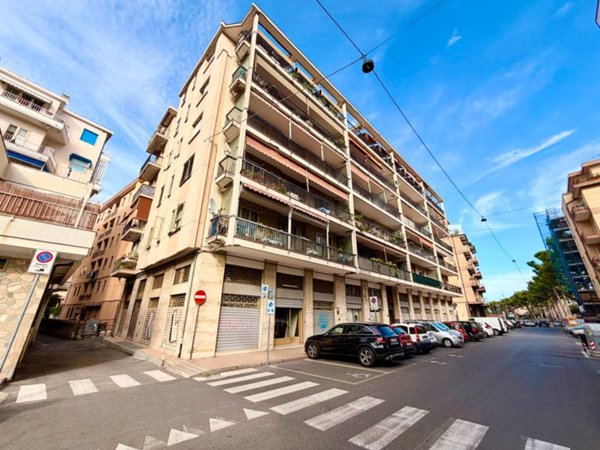 locale commerciale in vendita ad Albenga