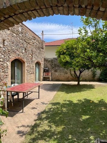 casa indipendente in vendita ad Albenga in zona Leca