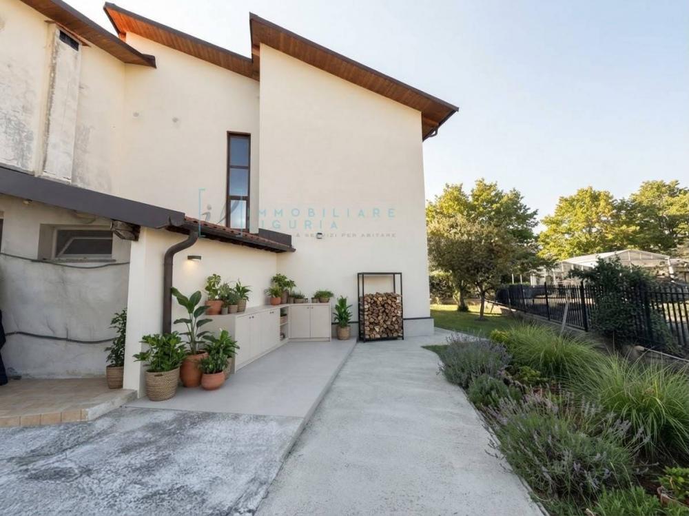 casa indipendente in vendita ad Albenga in zona Bastia