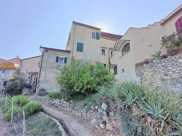 casa indipendente in vendita ad Albenga in zona Bastia