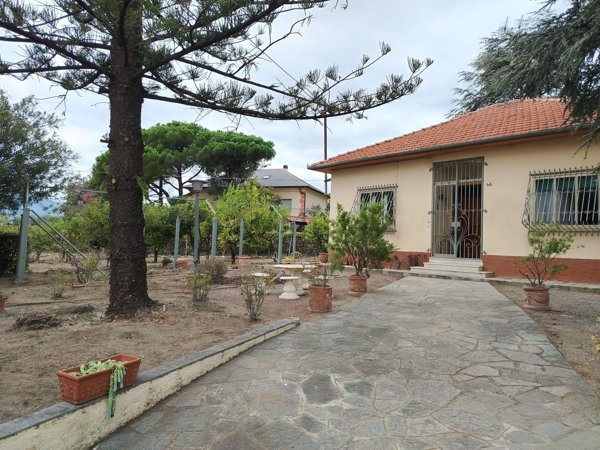 casa indipendente in vendita ad Albenga in zona Salea