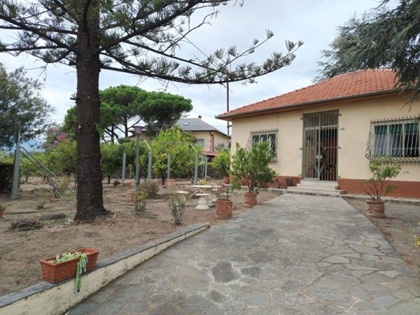 casa indipendente in vendita ad Albenga in zona Salea