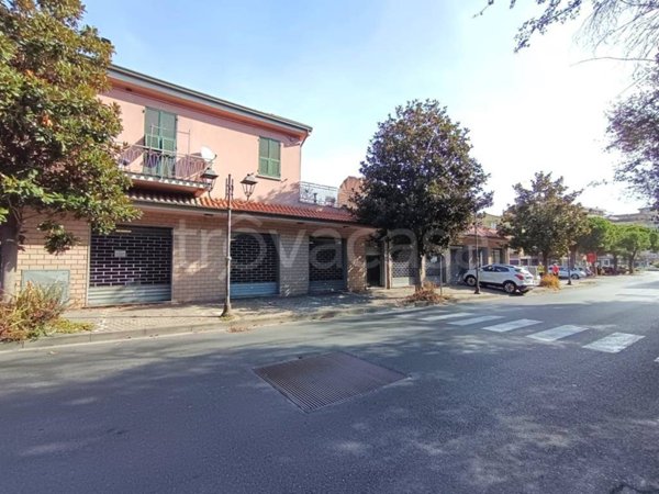 locale commerciale in vendita ad Albenga in zona Vadino