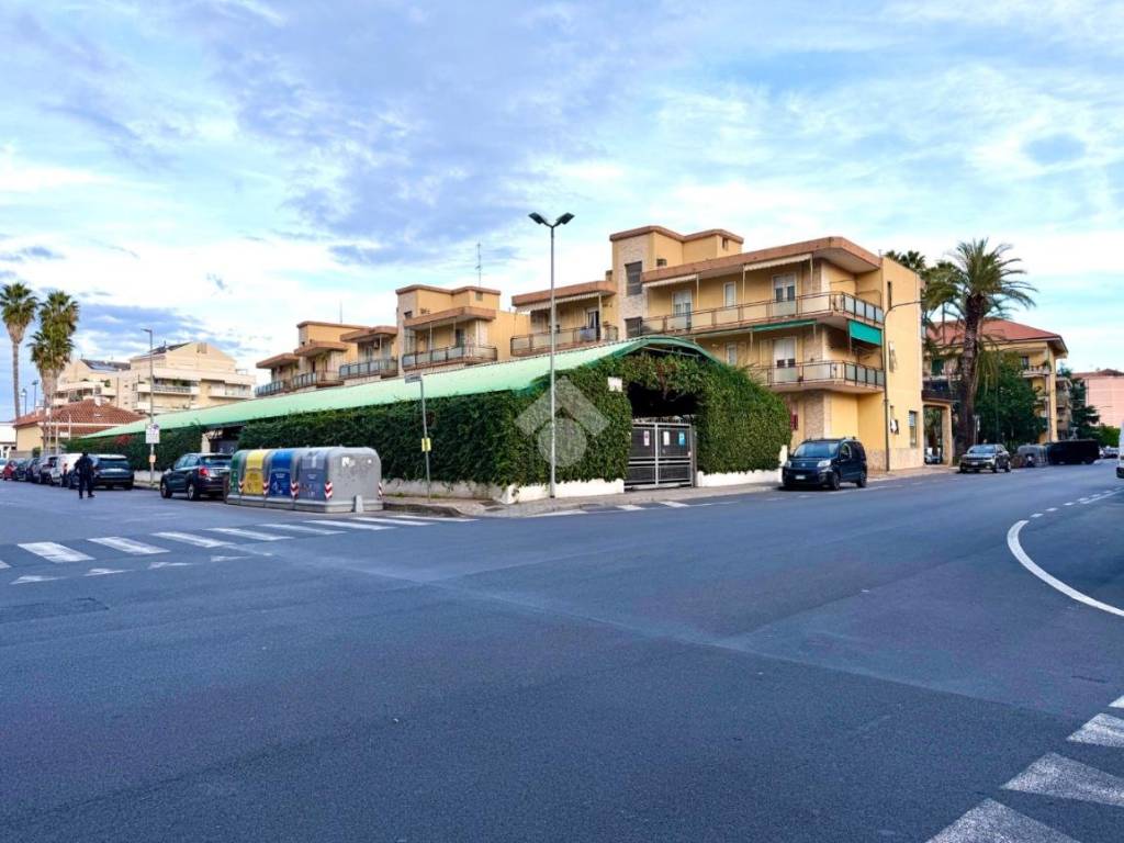 box auto in vendita ad Albenga
