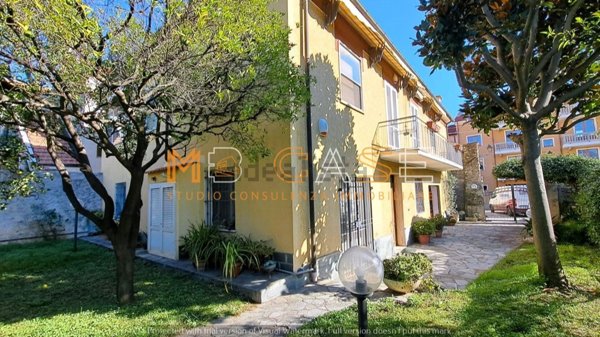 casa indipendente in vendita ad Albenga in zona Bastia