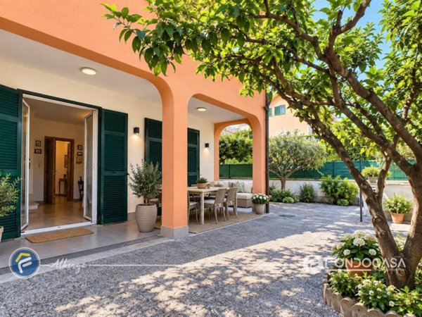 casa indipendente in vendita ad Albenga in zona Leca