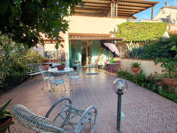 casa indipendente in vendita ad Albenga in zona Leca