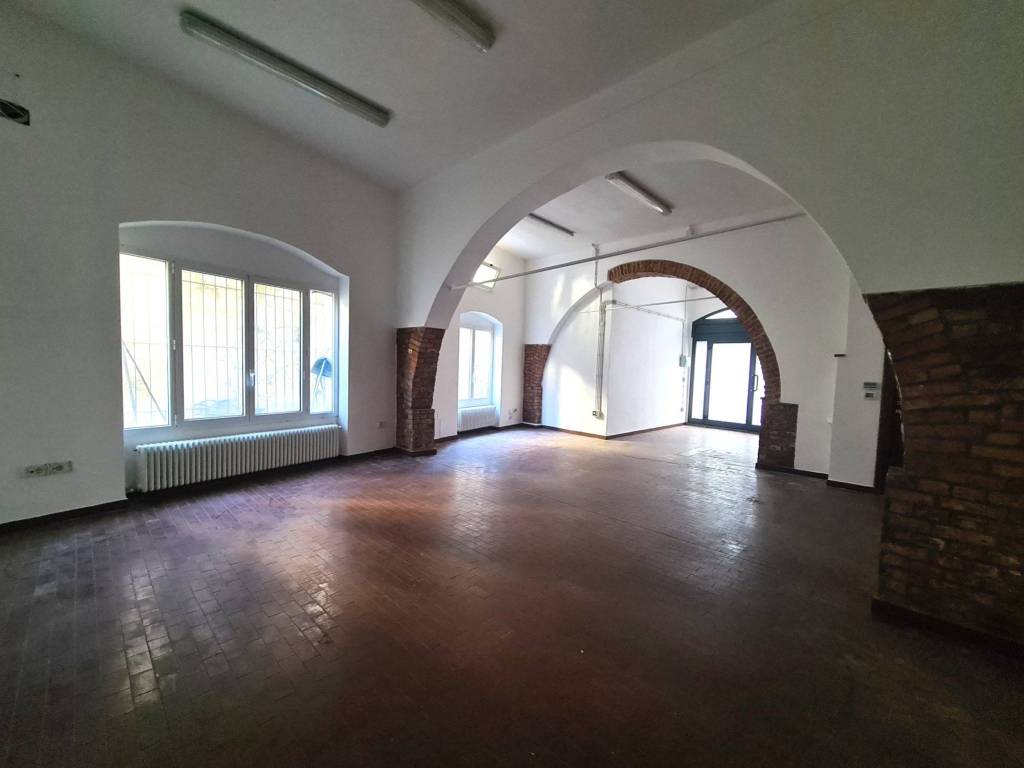 locale commerciale in vendita ad Albenga