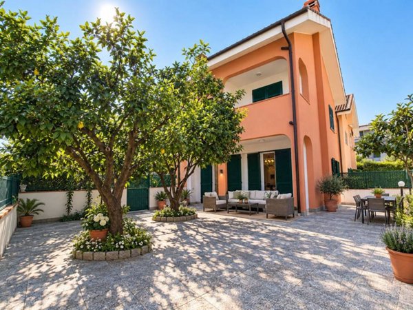 casa indipendente in vendita ad Albenga in zona Leca