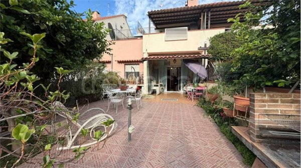 casa indipendente in vendita ad Albenga in zona Leca