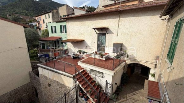 casa indipendente in vendita ad Albenga in zona Lusignano