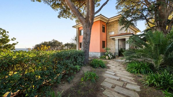 casa indipendente in vendita ad Albisola Superiore
