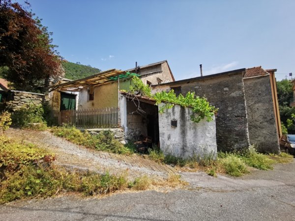 casa indipendente in vendita ad Albisola Superiore in zona Ellera