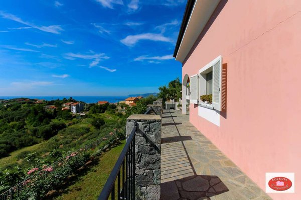 casa indipendente in vendita ad Albisola Superiore