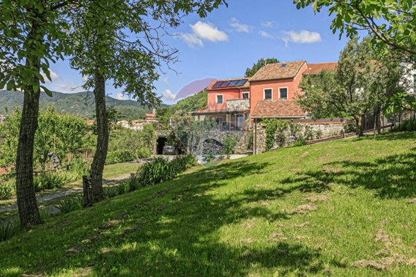 casa indipendente in vendita ad Albisola Superiore