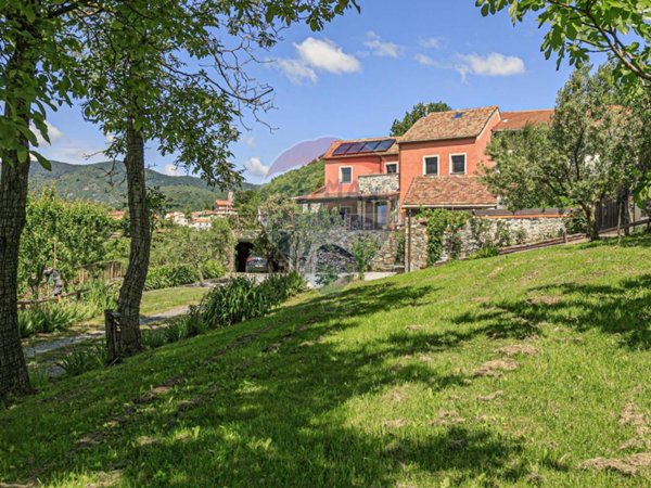 casa indipendente in vendita ad Albisola Superiore