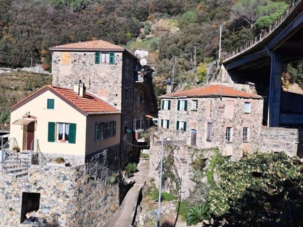 casa indipendente in vendita ad Albisola Superiore in zona Ellera