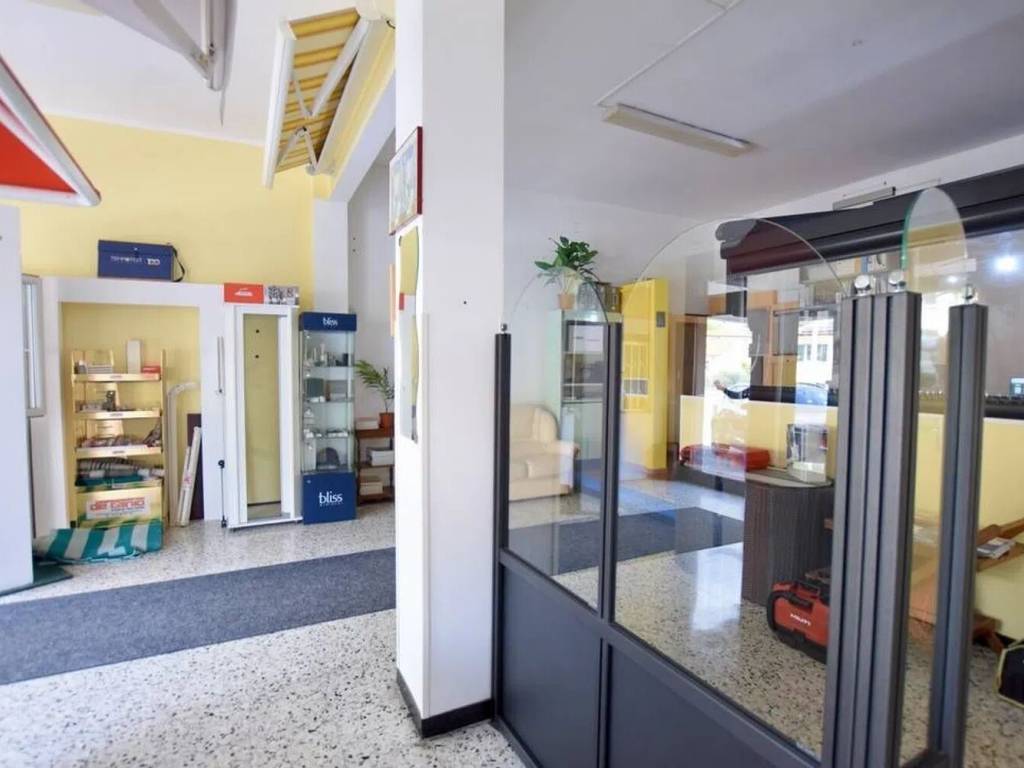 negozio in vendita ad Albisola Superiore