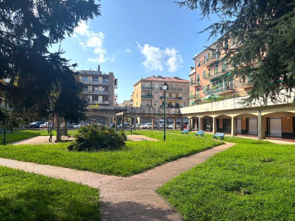 negozio in vendita ad Albisola Superiore