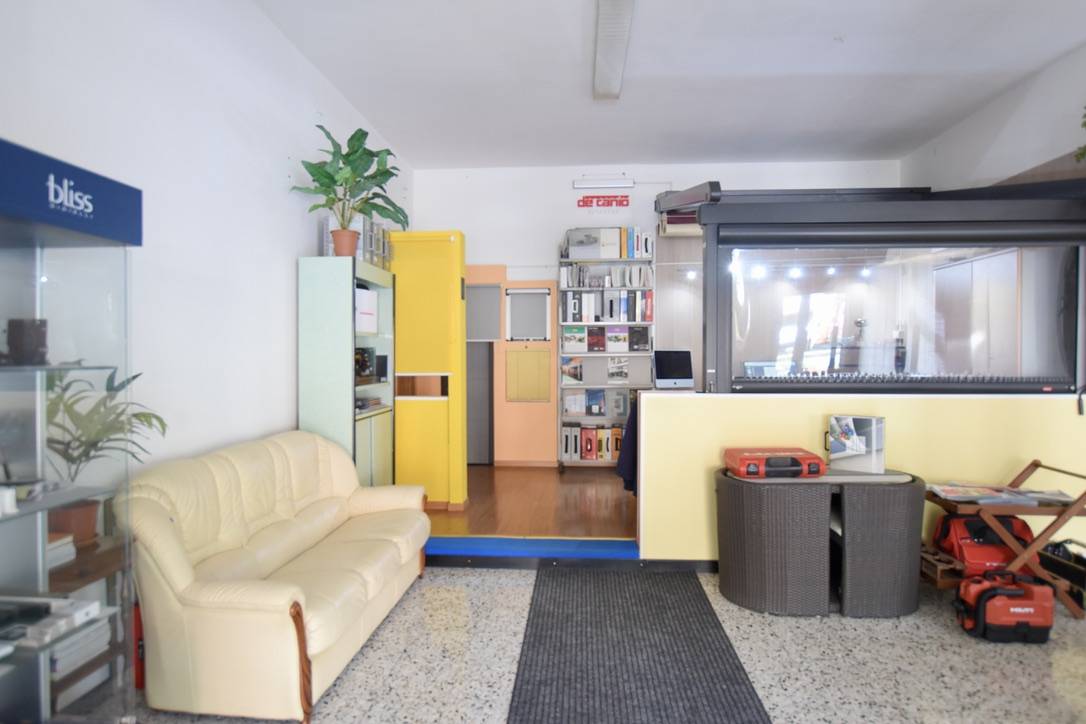 locale commerciale in vendita ad Albisola Superiore
