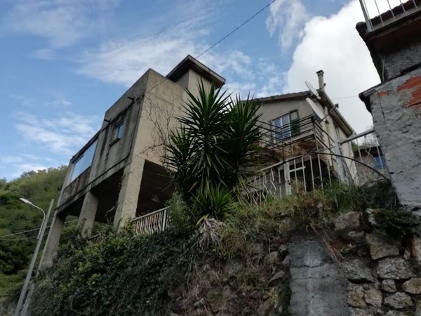 casa indipendente in vendita ad Albisola Superiore in zona Ellera