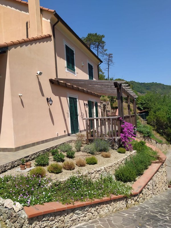 casa indipendente in vendita ad Albisola Superiore