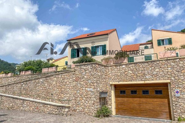 casa indipendente in vendita ad Albisola Superiore