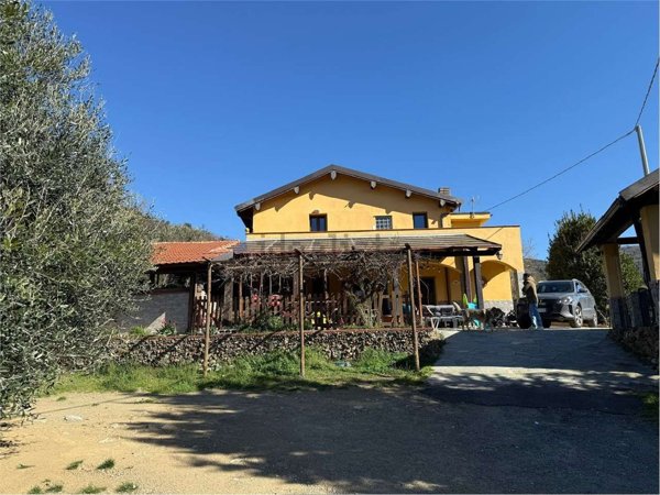 casa indipendente in vendita ad Albisola Superiore