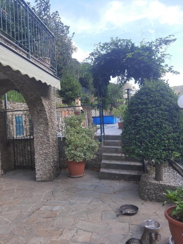 casa indipendente in vendita ad Albisola Superiore in zona Ellera