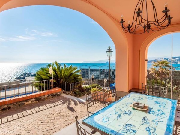 casa indipendente in vendita ad Albisola Superiore