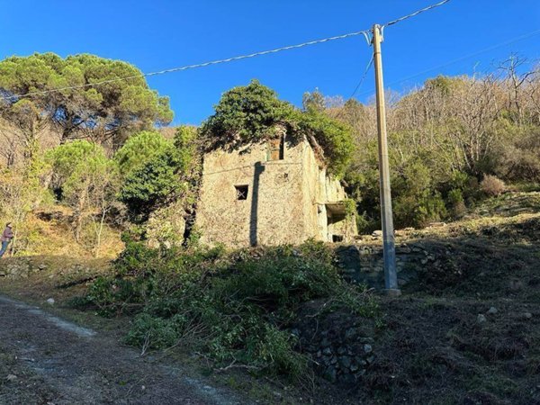 casa indipendente in vendita ad Albisola Superiore in zona Ellera