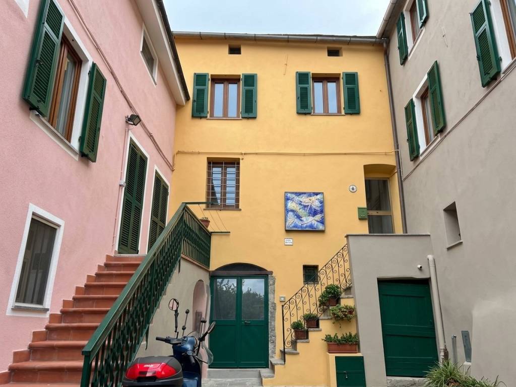 casa indipendente in vendita ad Albisola Superiore in zona Ellera