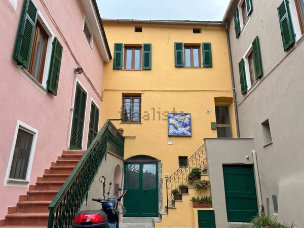 casale in vendita ad Albisola Superiore in zona Ellera