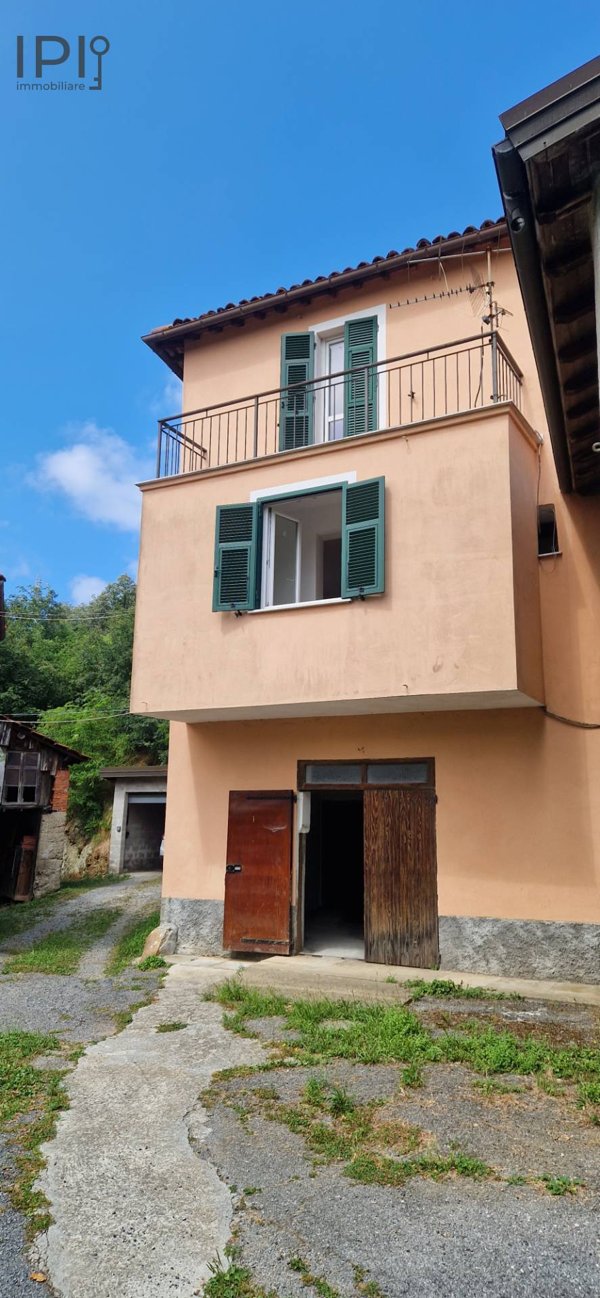 casa semindipendente in vendita ad Altare