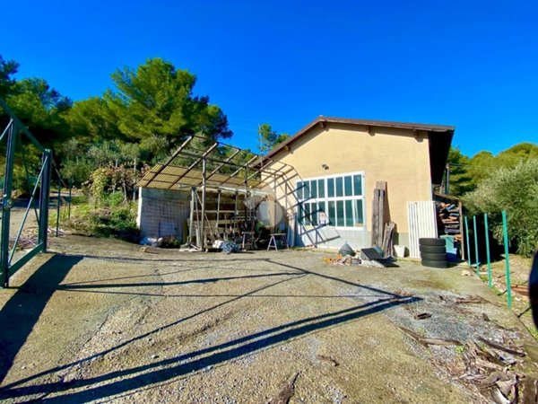 locale di sgombero in vendita ad Andora in zona Conna