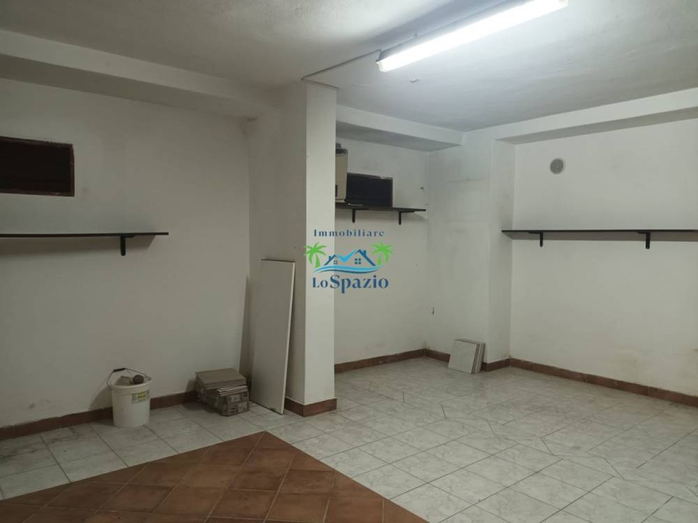 locale di sgombero in vendita ad Andora