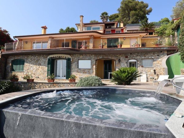 casa indipendente in vendita ad Andora
