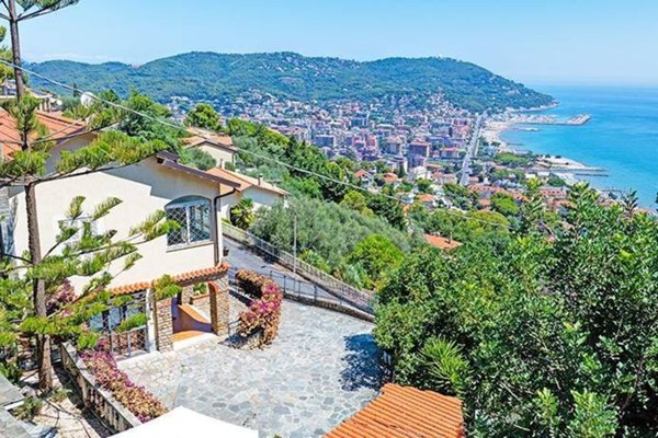 casa indipendente in vendita ad Andora in zona Rollo