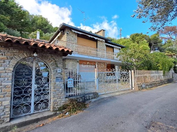 casa indipendente in vendita ad Andora in zona Rollo