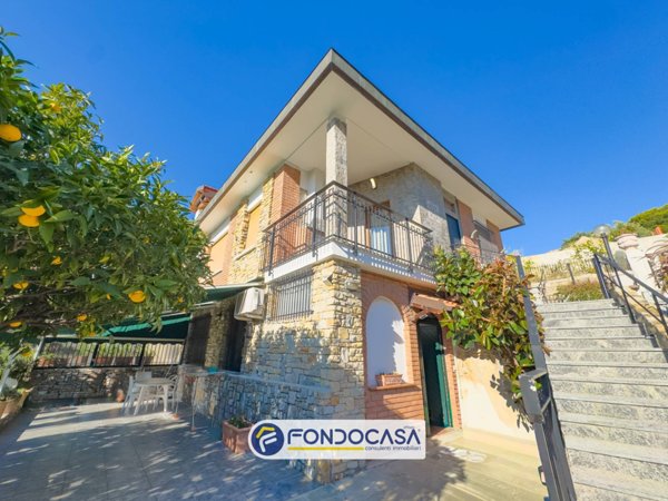 casa indipendente in vendita ad Andora