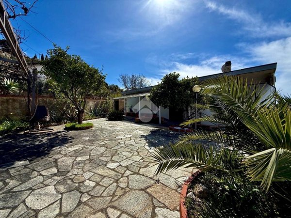 casa indipendente in vendita ad Andora