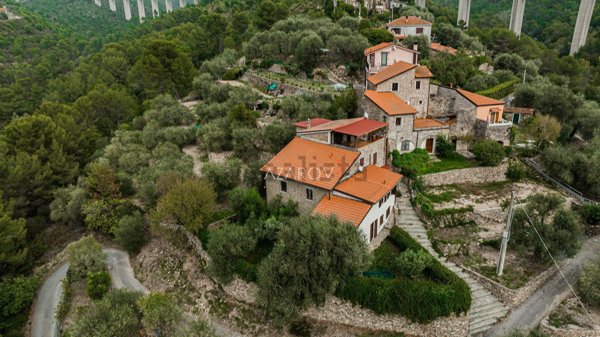casa indipendente in vendita ad Andora