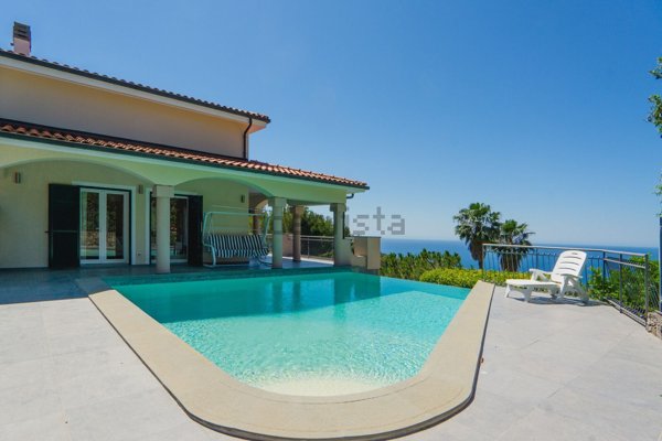 casa indipendente in vendita ad Andora