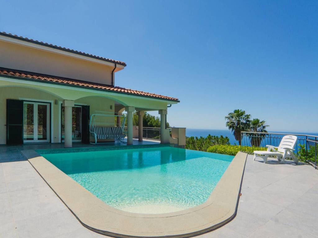 casa indipendente in vendita ad Andora