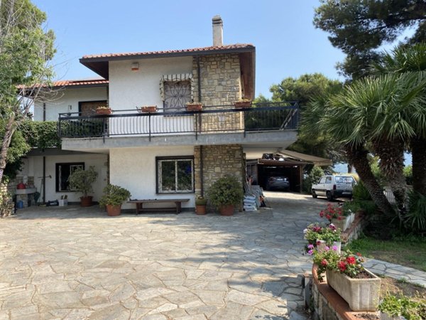 casa indipendente in vendita ad Andora in zona Rollo