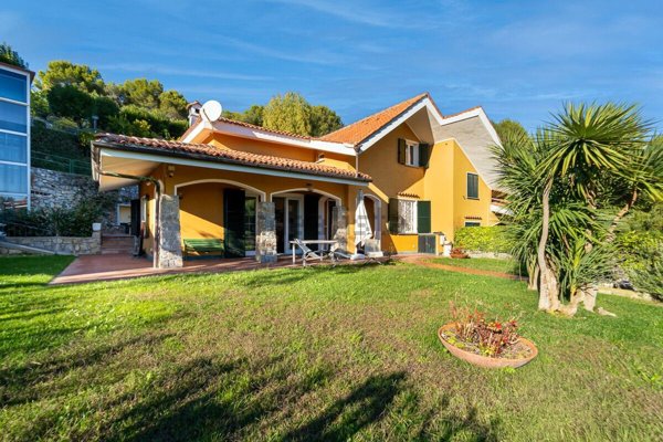 casa indipendente in vendita ad Andora