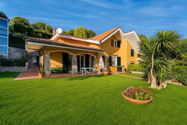 casa indipendente in vendita ad Andora