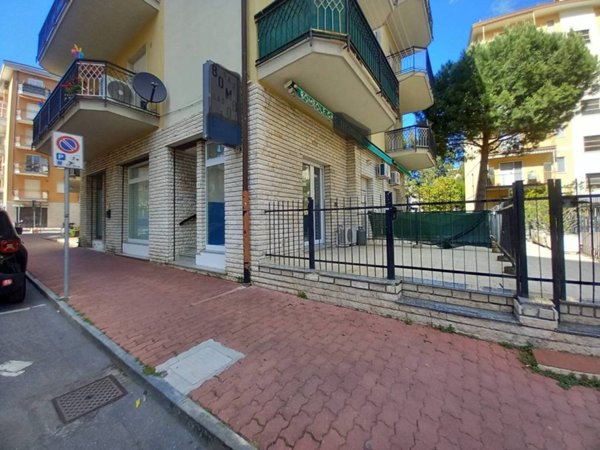 negozio in vendita ad Andora