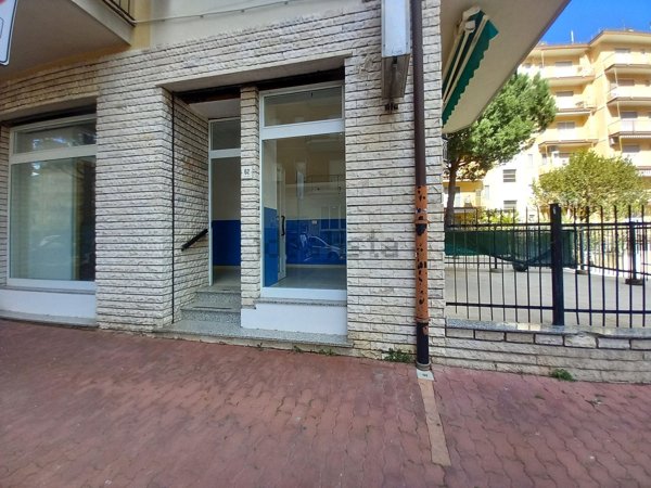 locale commerciale in vendita ad Andora